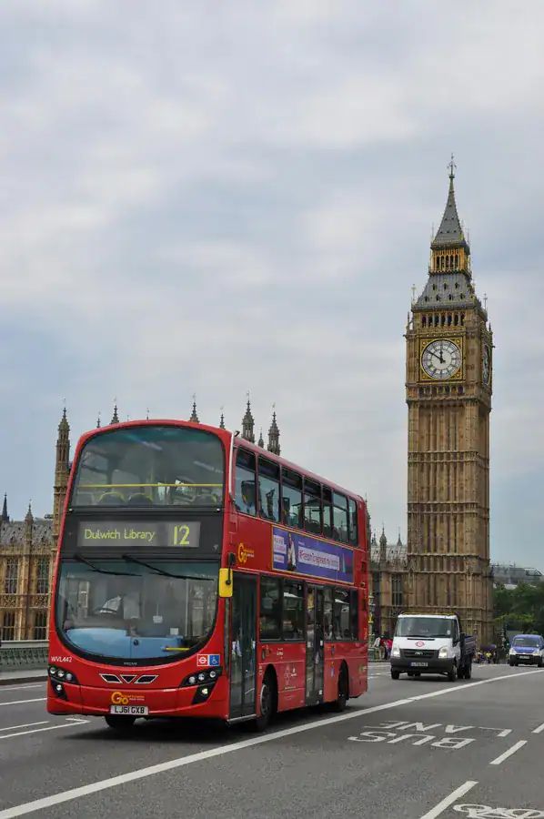 Autocarro vermelho de dois andares em frente ao Big Ben
