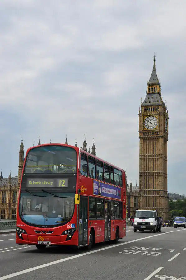 Big Ben'in önünde kırmızı Londra çift katlı otobüsü