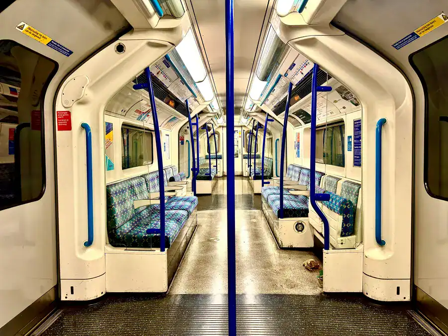 Londra Metrosu vagonunun içi